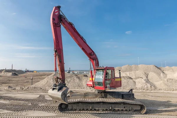 Graafmachine op bouwplaats voor de bouw van een nieuwe Nederlandse haven — Stockfoto