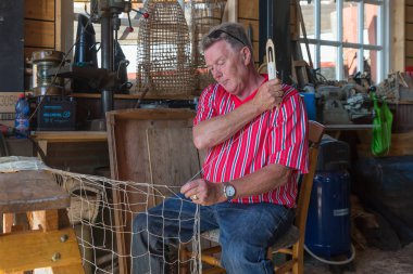 Adam balık ağlarına atölyesinde tamir geleneksel Hollanda kostüm