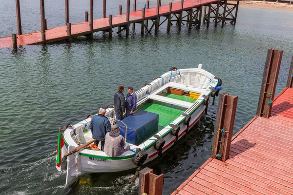 轮渡与乘客离开海港 Helgoland 到对面海岛沙丘. — 图库照片