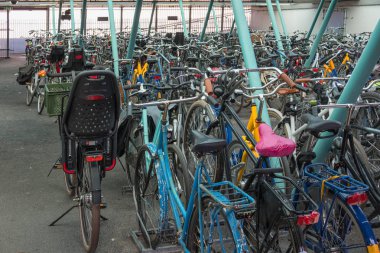 Bisiklet bike raflar ve Motosiklet ile kapalı otopark