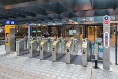 Delft Merkez İstasyonu'na giriş demiryolu platformlar için çip kapılarında