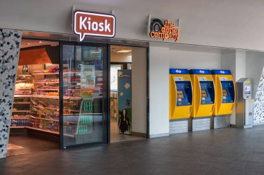 Kiosk ve Hollandalı tren istasyonunda üç sarı bilet makineleri