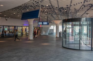 Gezginler ile kalabalık tren istasyonu Delft ile modern sanat tavan