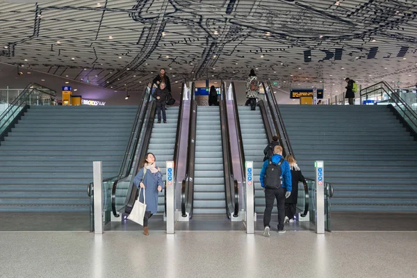 Concourse of new railway station Delft with travellers at escalator — Stock Photo, Image