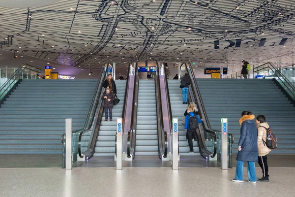 Concourse de la nouvelle gare de Delft avec les voyageurs à l'escalator — Photo