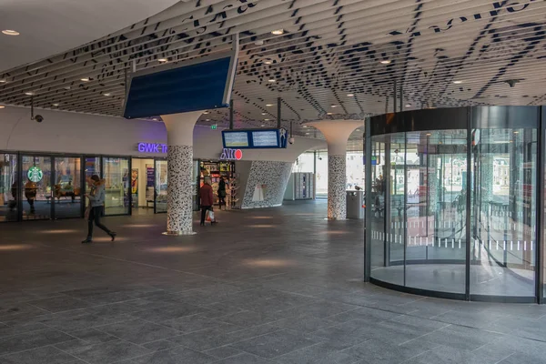 Cestující v hale vlakového nádraží Delft s moderní umění stropní — Stock fotografie