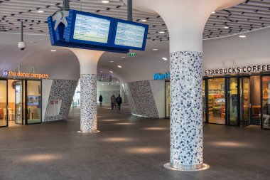 Gezginler ile kalabalık tren istasyonu Delft ile modern sanat tavan