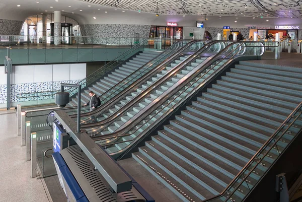 Concourse van nieuwe station Delft met reizigers op roltrap — Stockfoto