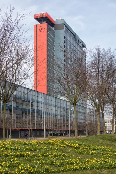 Campus Université technique de Delft avec des bâtiments et le domaine de narcisse — Photo