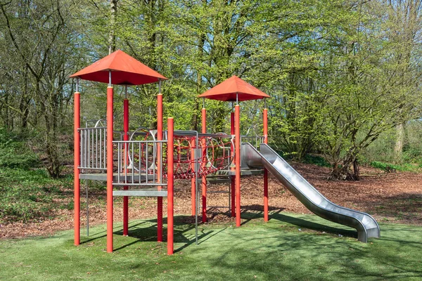 Aire de jeux avec toboggan dans le parc Lelystad, Pays-Bas — Photo