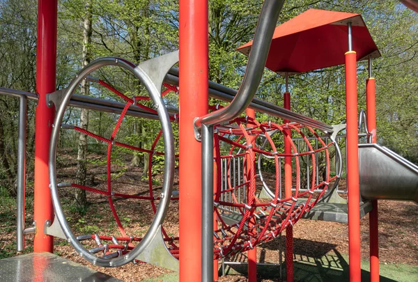 Parque infantil con tobogán en el parque Lelystad, Países Bajos —  Fotos de Stock