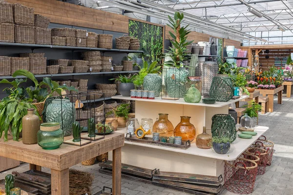 Giardino negozio di vendita di piante e accessori come vasi di fiori — Foto Stock
