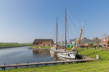 Hollandalı balıkçı köyü Workum ahşap yelkenli gemi ile liman