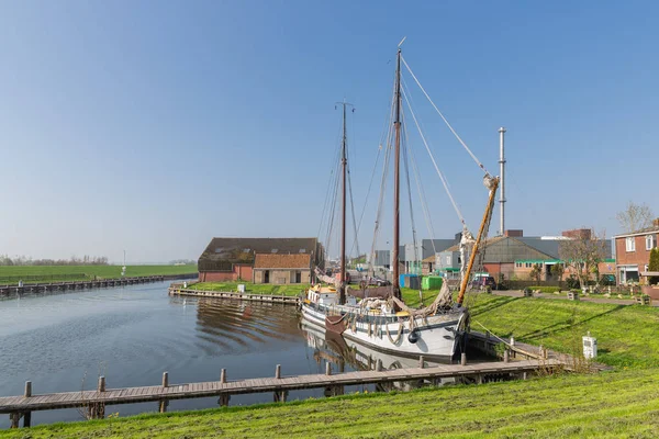 Harbor with wooden sailing vessel in Dutch fishing village Workum — Stock Photo, Image