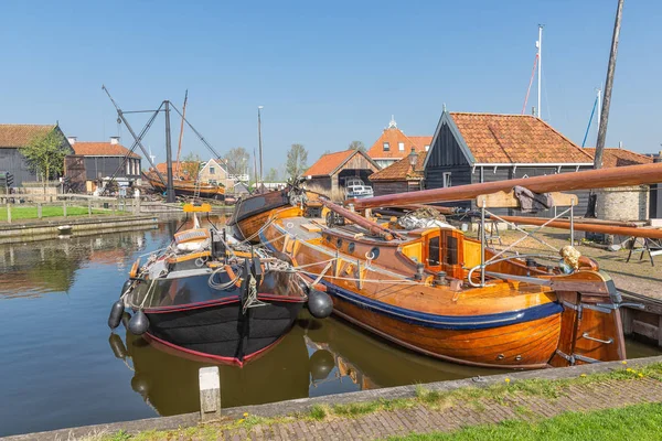 Történelmi kikötő holland halászati falu Workum lehorgonyzott hajók — Stock Fotó