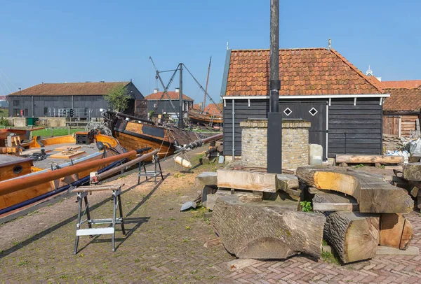 Historical ships anchored near shipyard in harbor Dutch village Workum — Stock Photo, Image