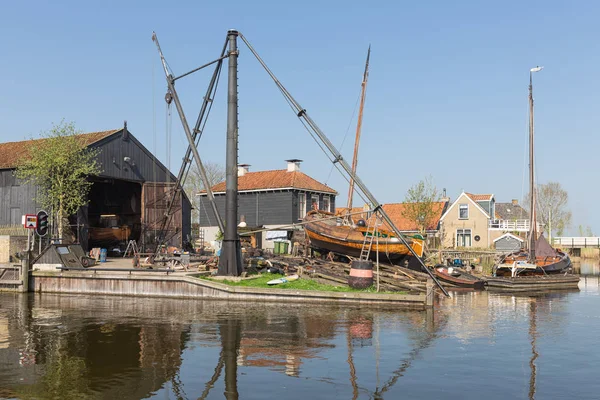 Navios históricos no estaleiro com rampa na aldeia holandesa Workum — Fotografia de Stock