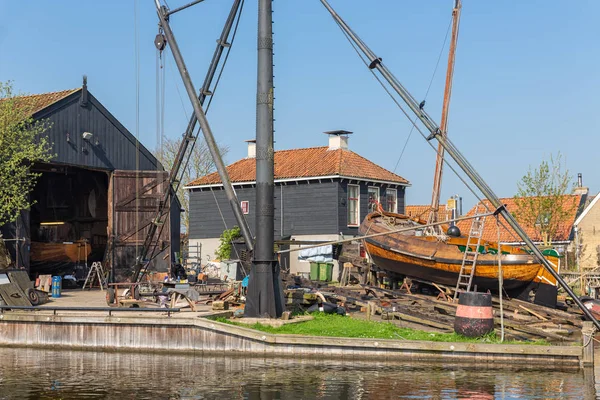 Historical ships at shipyard with slipway in Dutch village Workum — Stock Photo, Image