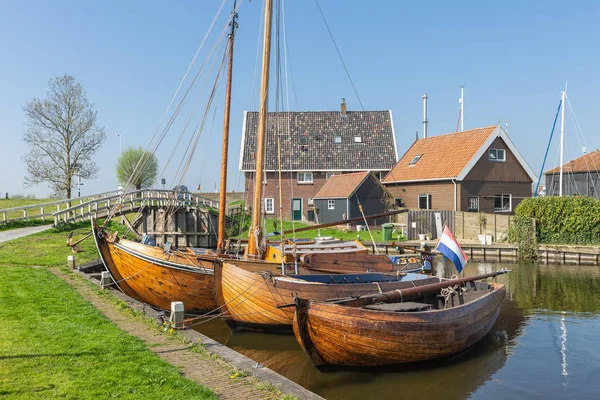 Historische vissersvaartuigen die zijn verankerd in de haven Nederlandse vissersdorp Workum — Stockfoto