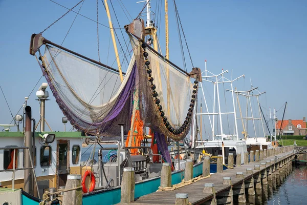 Haven van Nederlandse vissersdorp Makkum met garnalen trawler netten drogen — Stockfoto