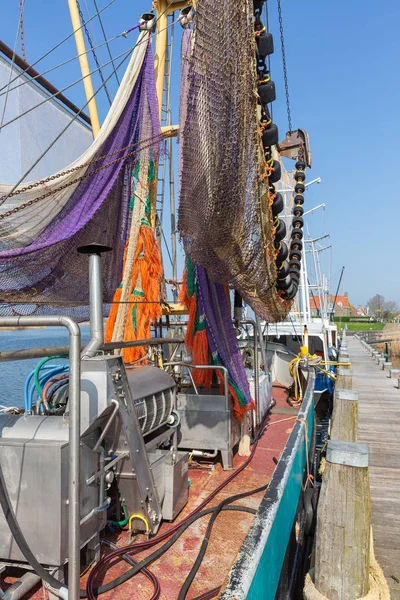 Port wioski holenderski rybackiej Makkum z trawlera krewetkowego suszenia sieci — Zdjęcie stockowe