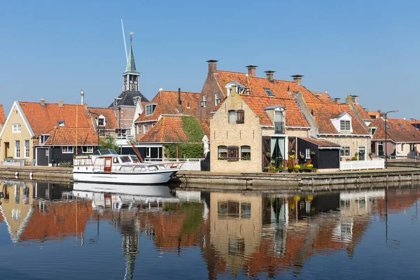 Casas a lo largo de un canal en Makkum, un antiguo pueblo holandés — Foto de Stock