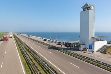 Nerede afsluitdijk kapalı konuma gelen turist.