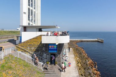 Nerede afsluitdijk kapalı konuma gelen turist.