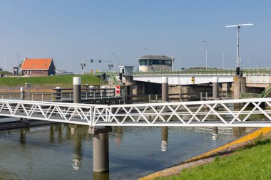 Köprü ve Afsluitdijk Kornwerderzand Hollanda yakınındaki savak