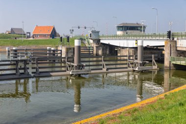 Köprü ve Afsluitdijk Kornwerderzand Hollanda yakınındaki savak