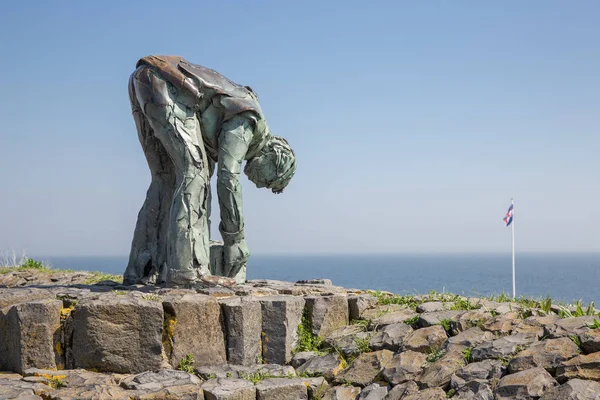 Statue of worker De steenzetter at Afsluitdijk in the Netherlands — Stock Photo, Image