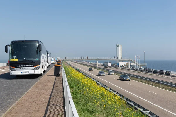 Turisté navštíví místo, kde je uzavřen afsluitdijk. — Stock fotografie