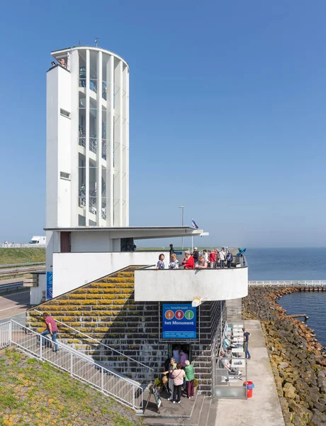 Tourists visiting the location where the afsluitdijk is closed. — Stock Photo, Image