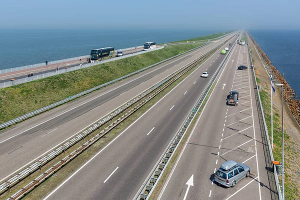 荷兰公路在弗里斯兰和 Noord 之间的 afsluitdijk-荷兰 — 图库照片