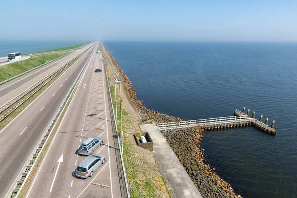 Голландское шоссе в afsluitdijk между Фрисландией и Норд-Голландией — стоковое фото