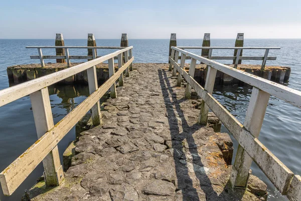 Seebrücke mit Anlegestelle am Schleusendeich in den Niederlanden — Stockfoto