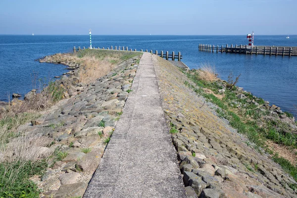 Zeilschip in de buurt van de golfbreker van de haven van Medemblik, Nederland — Stockfoto