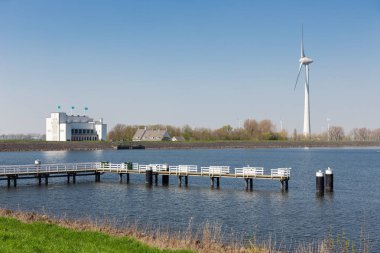Medemblik savak windturbine ve iskelesi yakınındaki Hollanda Gölü IJsselmeer