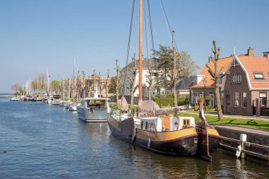 Hollandalı şehir Medemblik tarihi ahşap yelkenli gemi ile liman