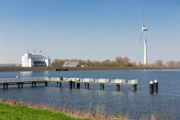 Nederlandse lake Ijsselmeer vlakbij Medemblik met sluis windturbine en steiger — Stockfoto