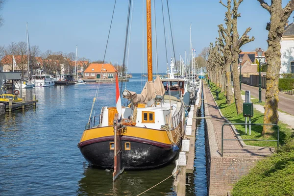 Ολλανδική πόλη λιμάνι Medemblik με ιστορικό ξύλινο ιστιοφόρο — Φωτογραφία Αρχείου