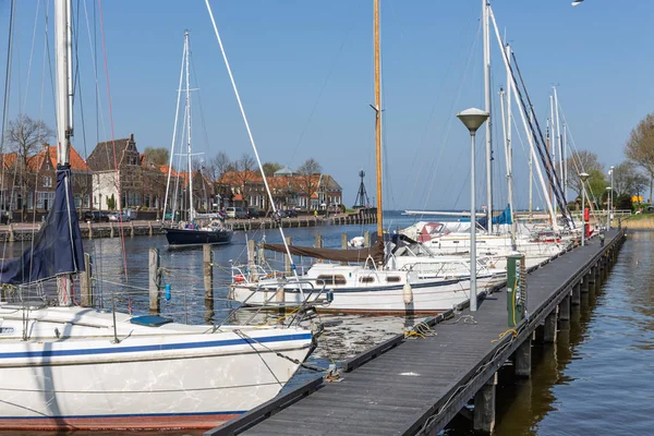 Hafen holländische Stadt medemblik mit Yachten an Holzsteg vertäut — Stockfoto