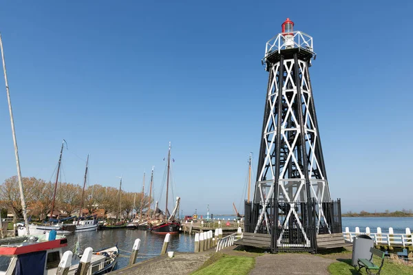 Holandská maják u vjezdu do přístavu Enkhuizen, — Stock fotografie