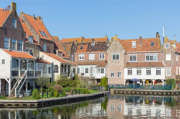 Stadsbilden Enkhuizen, holländska historiska staden på sjön Ijsselmeer — Stockfoto