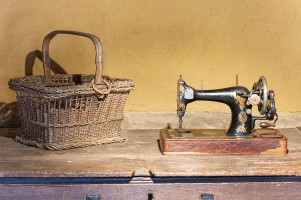 Голландский сельскохозяйственный музей с камышовой корзиной и швейной машиной Singer — стоковое фото