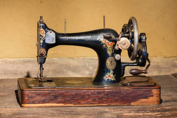 Голландский сельскохозяйственный музей со старой швейной машинкой Singer — стоковое фото