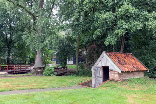 荷兰露天博物馆，有一个小棚子，存放冬季肉豆蔻 — 图库照片