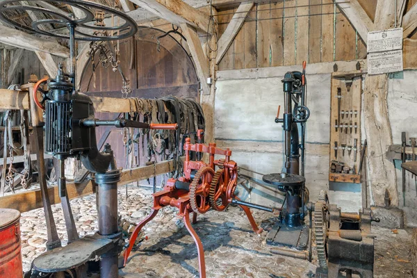 매끈하고 오래 된 역사적 기계들이 있는 네덜란드 시골 야외 박물관 — 스톡 사진