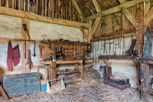 Museu ao ar livre rural holandês com local de trabalho de carpinteiro e ferramentas antigas — Fotografia de Stock