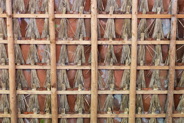 Tetőfarm fészer csempékkel. A kapuk tele vannak náddal. — Stock Fotó